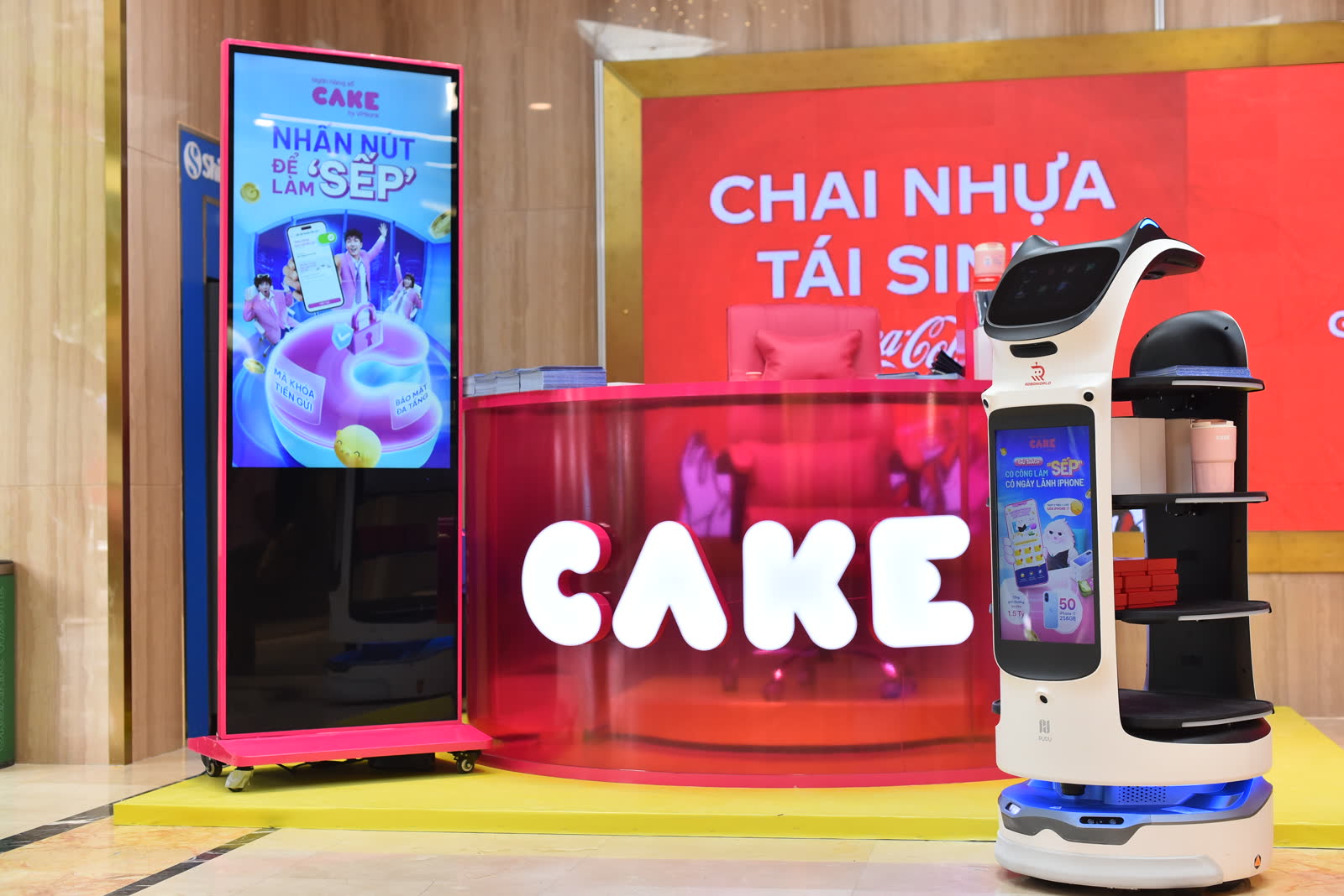 BellaBot Pro tương tác với khách tại sự kiện ngân hàng số Cake