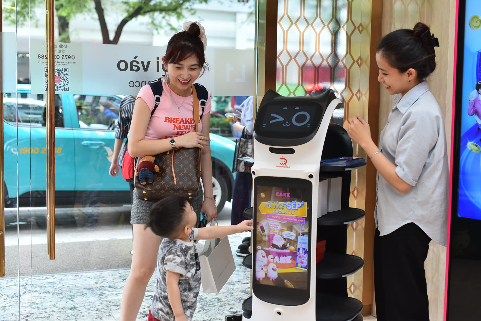 Khách tham dự tương tác với robot phục vụ tại sự kiện ngân hàng Cake